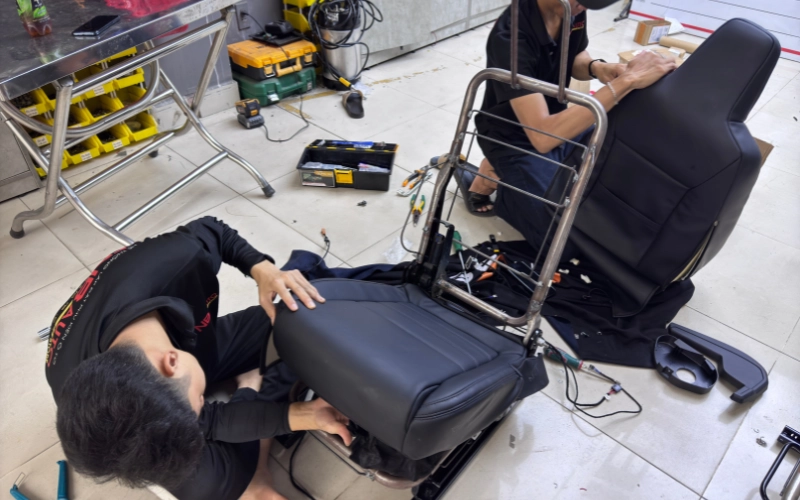 Cơ Cấu Ghế Điện Vf3 Do 2Tekcar Phân Phối Là Bộ Mô Tơ Nâng Cấp Bổ Sung Tính Năng Chỉnh Điện Cho Ghế Zin Của Vinfast Vf3 Mà Vẫn Giữ Nguyên Thiết Kế Nguyên Bản Của Xe